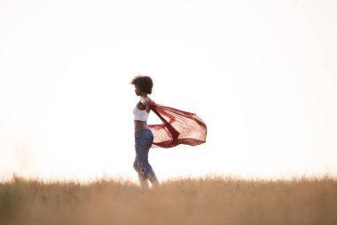 siyah kız dansları açık havada bir çayırda