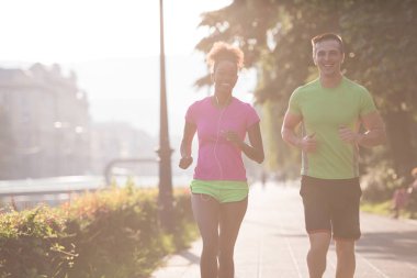 genç çok ırklı çift şehirde koşu