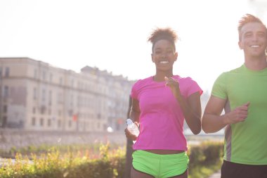 genç çok ırklı çift şehirde koşu