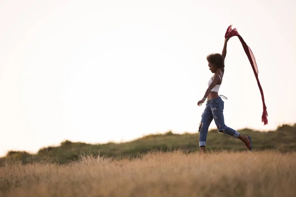 Schwarzes Mädchen tanzt draußen auf einer Wiese — Stockfoto