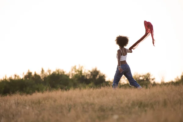 Negro chica baila al aire libre en un prado — Foto de Stock