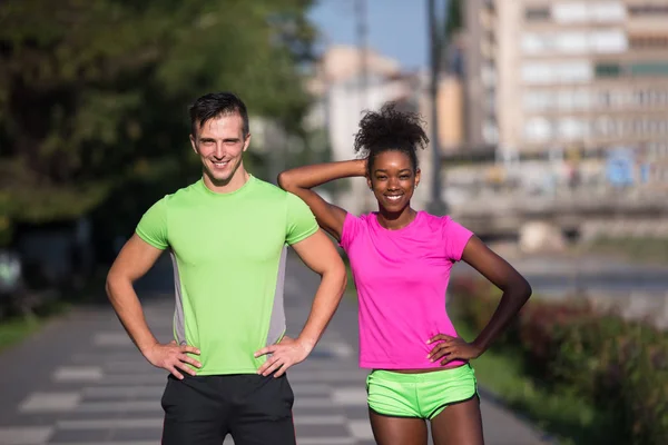 Retrato de jovem casal jogging multiétnico pronto para correr — Fotografia de Stock