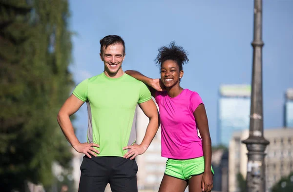 Porträtt av unga multietnic jogging par redo att köras — Stockfoto