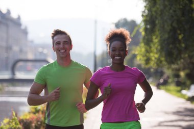 genç çok ırklı çift şehirde koşu