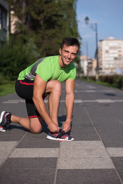 Joven atleta, corredora corbata cordones en zapatos —  Fotos de Stock