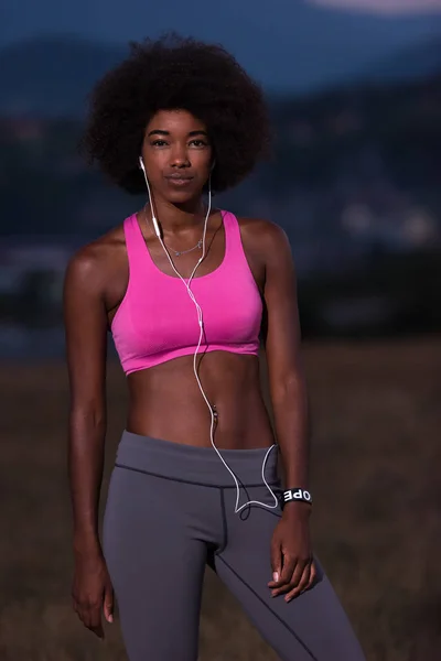 Porträtt av afroamerikanska kvinna jogging i naturen — Stockfoto