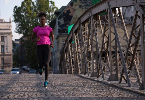 Afrikai-amerikai nő fut át a hídon — Stock Fotó