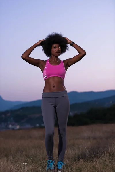 Porträt einer Afroamerikanerin beim Joggen in der Natur — Stockfoto