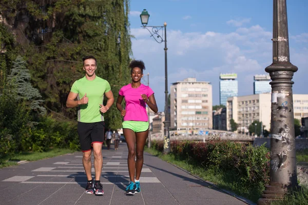 若い街でジョギング多民族のカップルの笑顔 — ストック写真