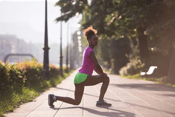 Svart kvinna gör uppvärmning och stretching — Stockfoto