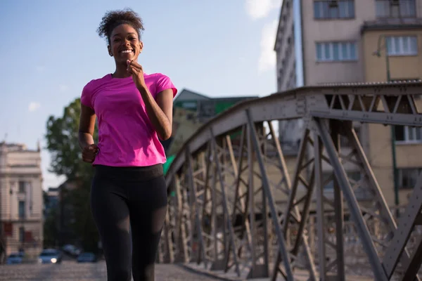 Afro-américaine courir à travers le pont — Photo