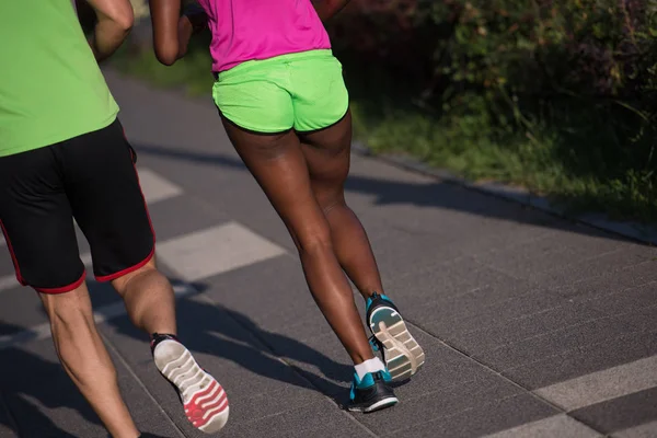 Ung leende multietniskt par jogging i staden — Stockfoto