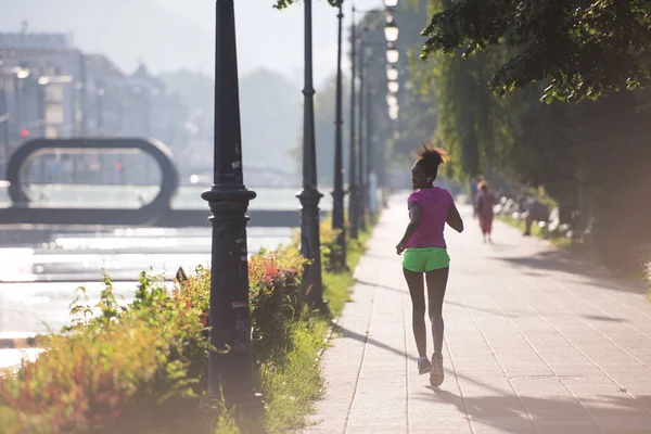 Afrikai-amerikai nő, jogging a városban — Stock Fotó