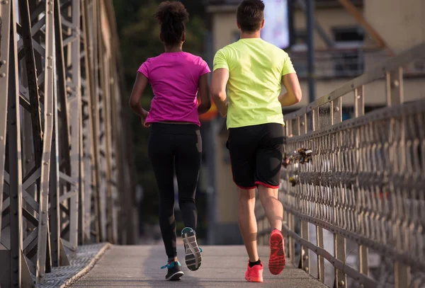 Multietniskt par jogging i staden — Stockfoto
