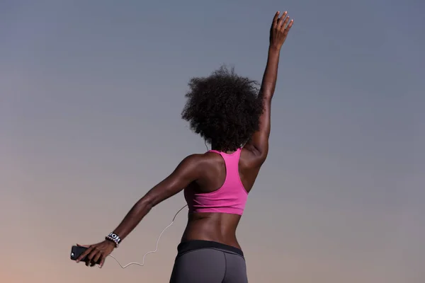 Молода чорна дівчина танцює на відкритому повітрі — стокове фото