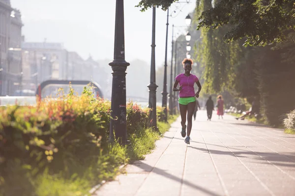 African american vrouw joggen in de stad — Stockfoto