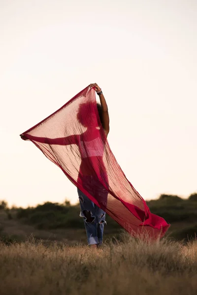 Noir fille danse à l'extérieur dans une prairie — Photo