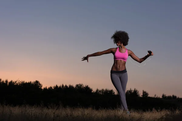 Svart kvinna gör stretching övning avkopplande och värma upp — Stockfoto