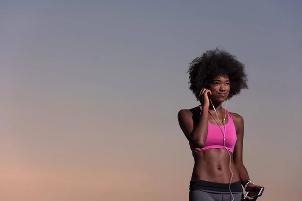 Jovem afro-americana na natureza — Fotografia de Stock