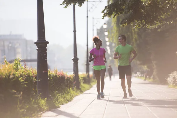 Jeune couple multiethnique jogging dans la ville — Photo