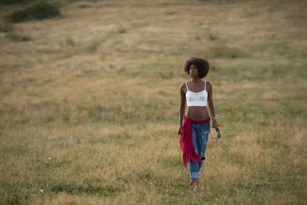 Jovem mulher negra na natureza — Fotografia de Stock