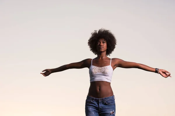 Joven mujer negra en la naturaleza —  Fotos de Stock