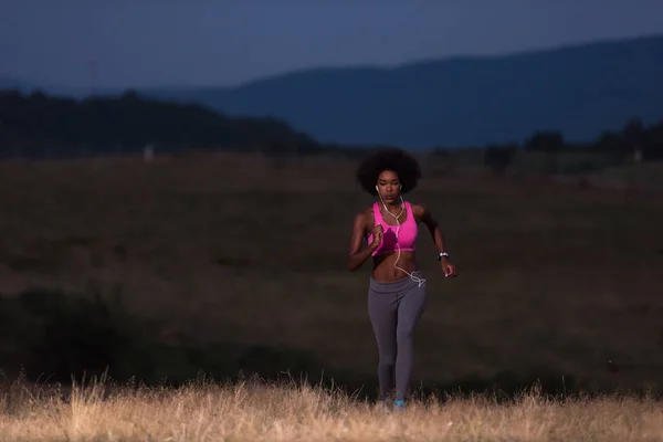 Junge Afroamerikanerin joggt in der Natur — Stockfoto