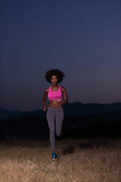 Unga afroamerikanska kvinnan jogging i naturen — Stockfoto