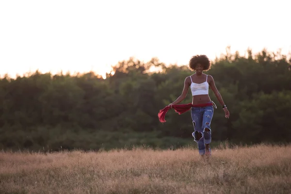 Joven mujer negra en la naturaleza —  Fotos de Stock