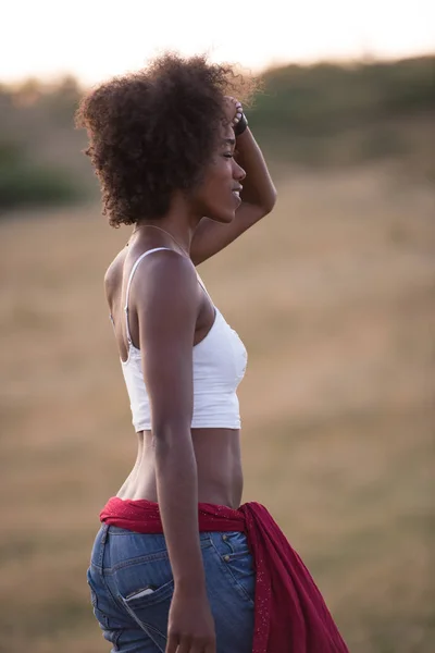 Jovem mulher negra na natureza — Fotografia de Stock