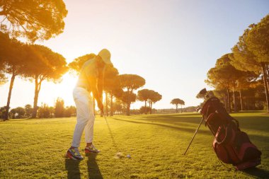 golf oyuncu kulübü ile atış isabet
