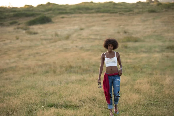 Junge schwarze Frau in der Natur — Stockfoto