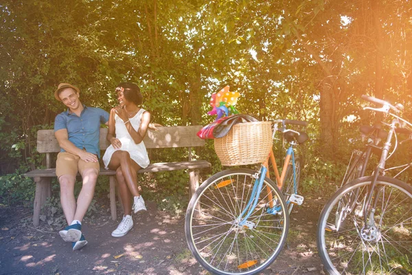 Jovem casal multiétnico ter um passeio de bicicleta na natureza — Fotografia de Stock