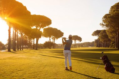 golf oyuncu kulübü ile atış isabet