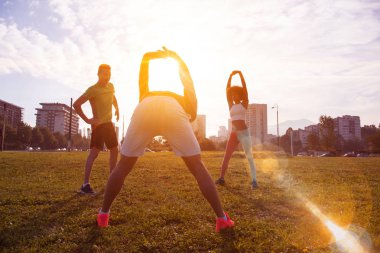 çok ırklı bir grup insan şehir parkında germe