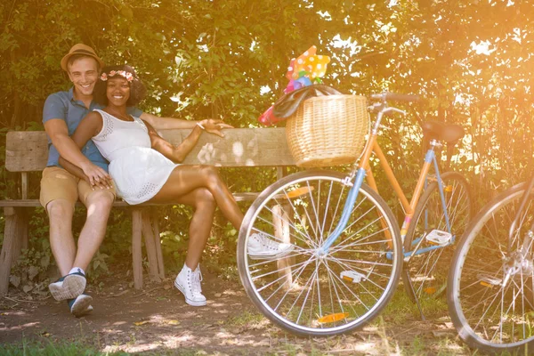 Giovane coppia multietnica che fa un giro in bicicletta nella natura — Foto Stock