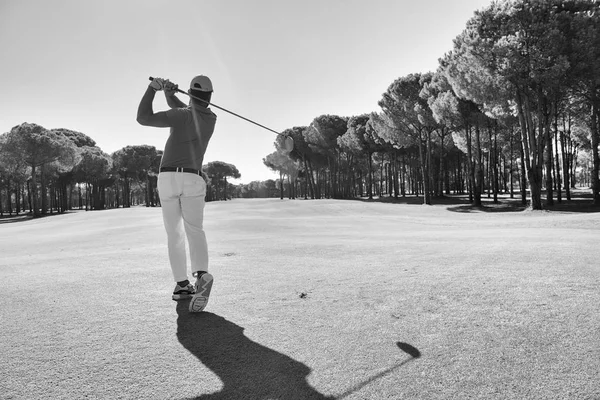 Giocatore di golf colpire colpo con club — Foto Stock