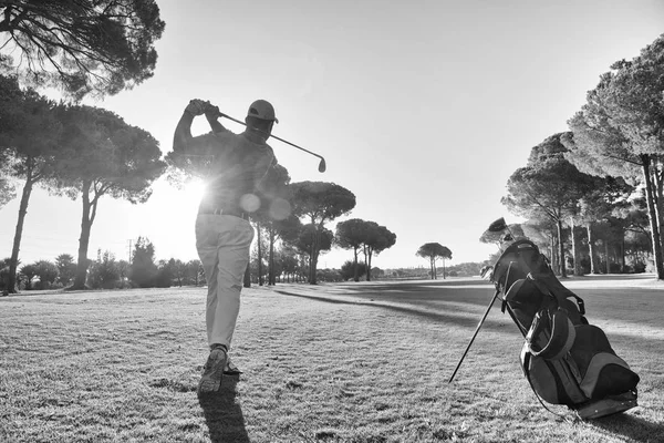 Jogador de golfe bater tiro com clube — Fotografia de Stock