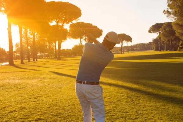 Golfspieler schlägt Schlag mit Schläger ein — Stockfoto