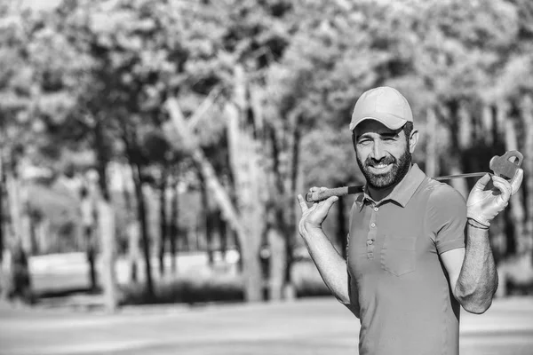 Yakışıklı Ortadoğu golfçü — Stok fotoğraf