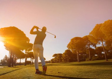 golf oyuncu kulübü ile atış isabet
