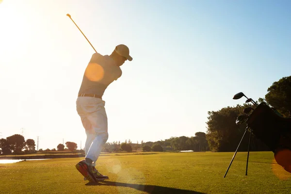 Golfspieler schlägt Schlag mit Schläger ein — Stockfoto