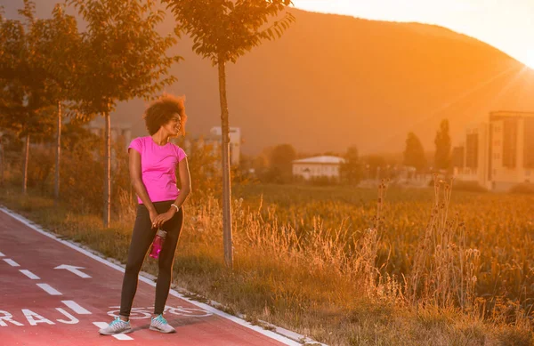 Νεαρός αφρικανική αμερικανική γυναίκα που τρέχει σε εξωτερικούς χώρους — Φωτογραφία Αρχείου