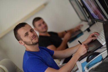 Grafik tasarımcıları iş başında