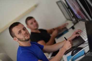 Grafik tasarımcıları iş başında