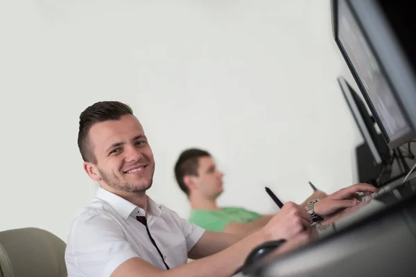 Eine Gruppe von Grafikern bei der Arbeit — Stockfoto