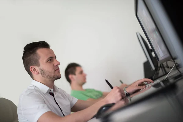 Eine Gruppe von Grafikern bei der Arbeit — Stockfoto