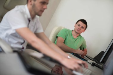 bir grup grafik tasarımcı iş başında