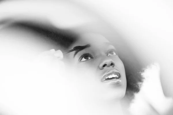 Νεαρή Αφρο-Αμερικανίδα που βάφεται — Φωτογραφία Αρχείου