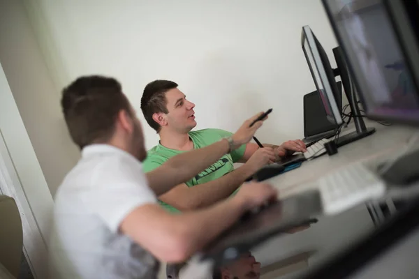 Eine Gruppe von Grafikern bei der Arbeit — Stockfoto